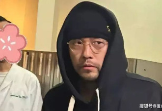 46岁周杰伦近况曝光，因病困扰且背部微弯，需他人协助如厕