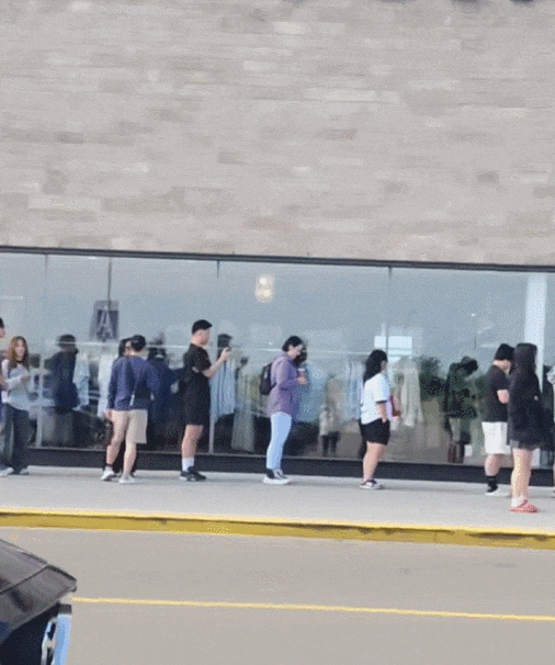 疯狂! 多伦多Yorkdale今早全是人人人! 数百人赶早排队等它开门!