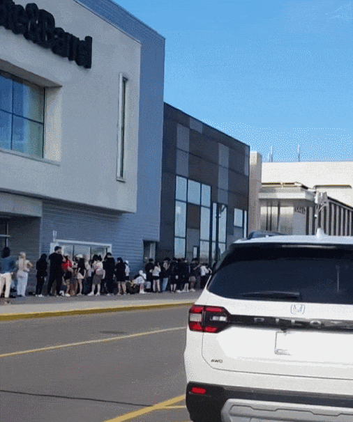 疯狂! 多伦多Yorkdale今早全是人人人! 数百人赶早排队等它开门!