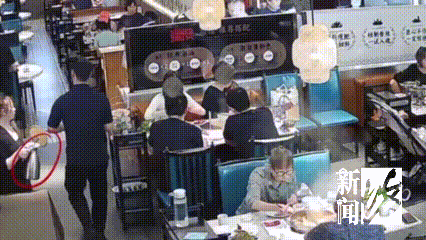 上海知名商场火锅店整壶滚烫高汤翻倒 崩溃