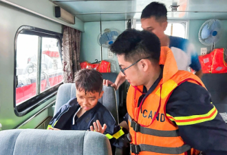 越南下龙湾船难 男童受困4小时“奇迹生还”