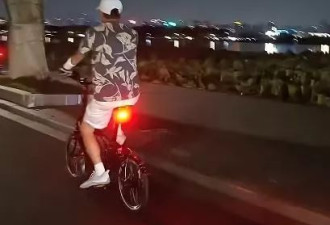 马云低调夜游西湖被拍 骑单车笑回女网友“很凉快”