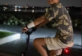 马云低调夜游西湖被拍 骑单车笑回女网友“很凉快”