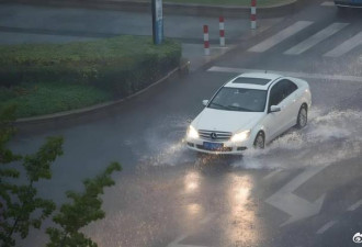 暴雨和雷电等极端天气怎么开车才安全？