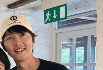 宋仲基英国被偶遇，脸像发酵的面包素颜好糙，与粉丝合影更像素人