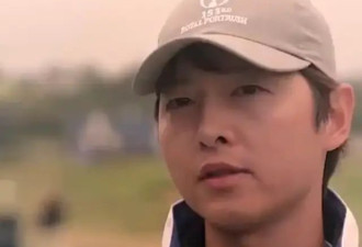 宋仲基英国被偶遇，脸像发酵的面包素颜好糙，与粉丝合影更像素人