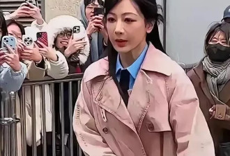 杨紫又翻车了，私下路透照片脸部僵硬垮脸老态