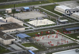 移民监狱:“像狗一样”跪着进食 在别人脑袋旁边如厕…