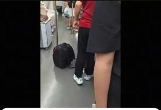 两老人地铁抢座变“坐大腿”，还有人脱鞋？