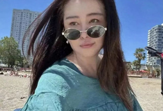 王祖贤在商场买鞋，拎着名牌包，打扮很土气