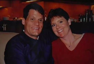 俩医生做手术也要听歌玩游戏？病人就做白内障 愣让他俩搞死了…