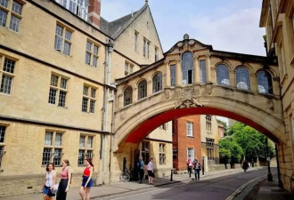 从牛津到剑桥，感叹被高高的围墙圈起来国内大学
