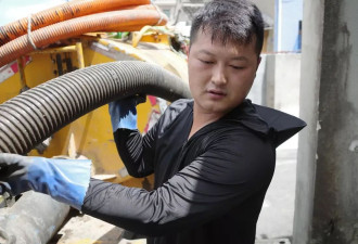 95后“掏二代”：上班开清粪车 下班开奔驰