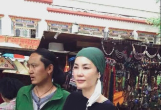 56岁王菲西藏祈福 素颜戴绿色头巾显脸肿 眼袋明显 岁月感很重