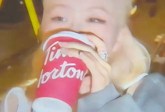 加拿大限定名场面！blackpink在演唱会上开吃Tim Hortons