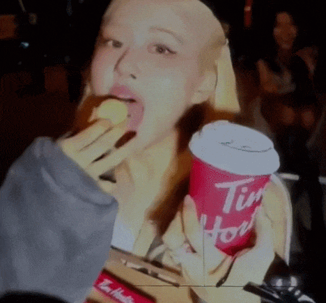 BLACKPINK在多伦多吃Timbits, 喝"打啵打啵"! 比跳舞还可爱!