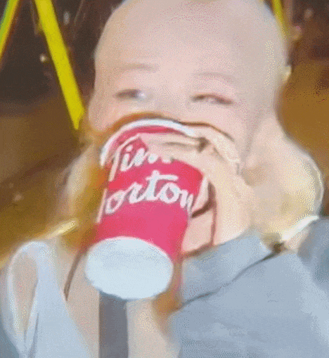 BLACKPINK在多伦多吃Timbits, 喝"打啵打啵"! 比跳舞还可爱!