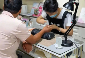 “摘豆角甲片”走红！大爷也组团“变美”？竟然是为了……