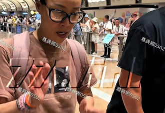 那英机场被偶遇：她的额头是填充还是植发？