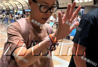 那英机场被偶遇：她的额头是填充还是植发？