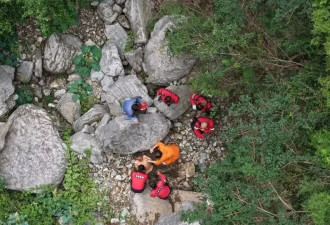 男子坠崖5天后获救，靠露水植物求生