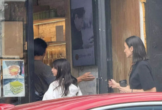 吴彦祖一家在纽约逛街，12岁女儿穿衣打扮时尚