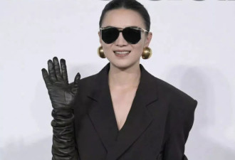 44岁宋佳被曝结婚后首亮相，“真空”穿西装又美又飒
