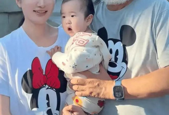 张纪中杜星霖穿情侣装逛迪士尼！老爷子举起20斤小女儿，父爱爆棚