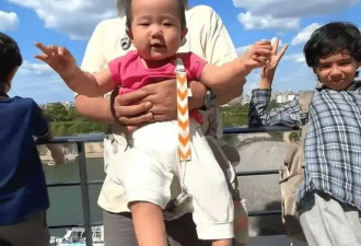 张纪中杜星霖穿情侣装逛迪士尼！老爷子举起20斤小女儿，父爱爆棚