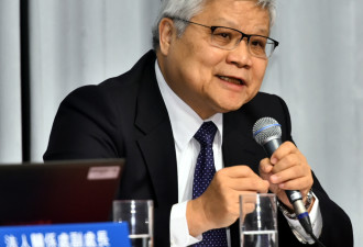 他坦言“一把鼻涕一把眼泪”在美国盖厂最大痛苦