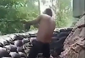 柬埔寨士兵赤膊扫射轻机枪 画面曝光