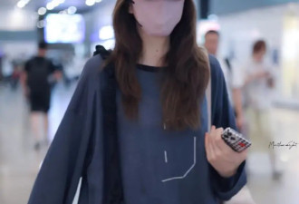 姜妍这状态真是没话说！穿蓝色宽松卫衣+短裤，走机场像走T台！