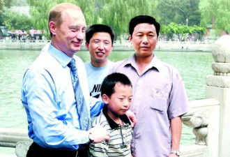 俄官媒寻人 找到25年前与普京合影的中国男孩