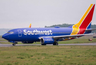 客机差点撞战斗机 半空急降 乘客尖叫连连