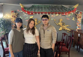 朱亚文和老婆到云南旅游，42岁沈佳妮素颜状态差