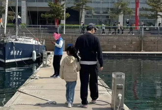 朱亚文和老婆到云南旅游，42岁沈佳妮素颜状态差