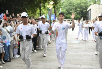 马龙 李子柒 成龙等接棒传递火炬