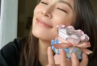 林心如全家福曝光，7岁女儿脸型像妈五官像爸，网友：这颜值基因太强大了