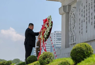 朝鲜劳动党总书记金正恩参谒中朝友谊塔并献花圈