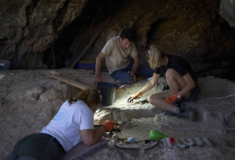挖出10万年前最古老墓地 超震撼