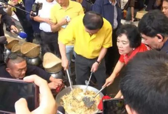 76岁他信到边境做炒饭，被当面发难，佩通坦...