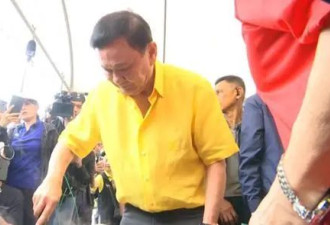 76岁他信到边境做炒饭，被当面发难，佩通坦...