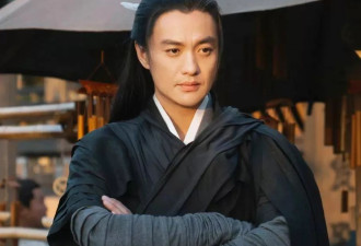 周一围演技又翻车了！对着陈都灵从腰臀摸到肩膀