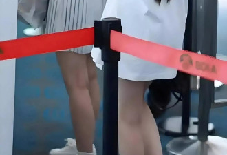 赵薇女儿机场被拍！长相遗传了爸爸的凸嘴