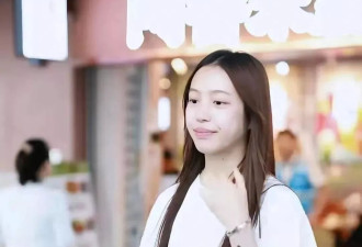 赵薇女儿机场被拍！长相遗传了爸爸的凸嘴
