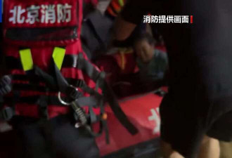北京密云洪水 游客跳窗逃生 积水涨至胸口