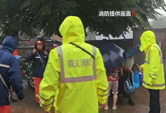 北京密云洪水 游客跳窗逃生 积水涨至胸口