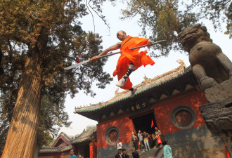 释永信被目睹喝酒吃肉 僧人私下叫其情妇"师娘"