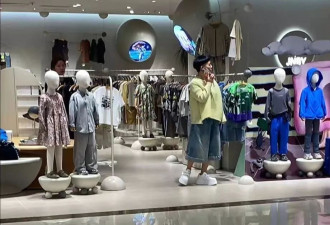 59岁金龟子重庆购物，标志性锅盖头和增高鞋
