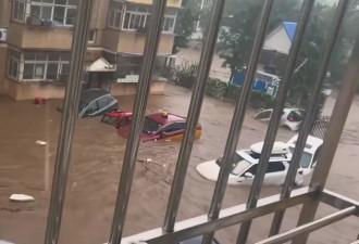 北京水灾：网友拍到楼下大批车辆随洪水漂流